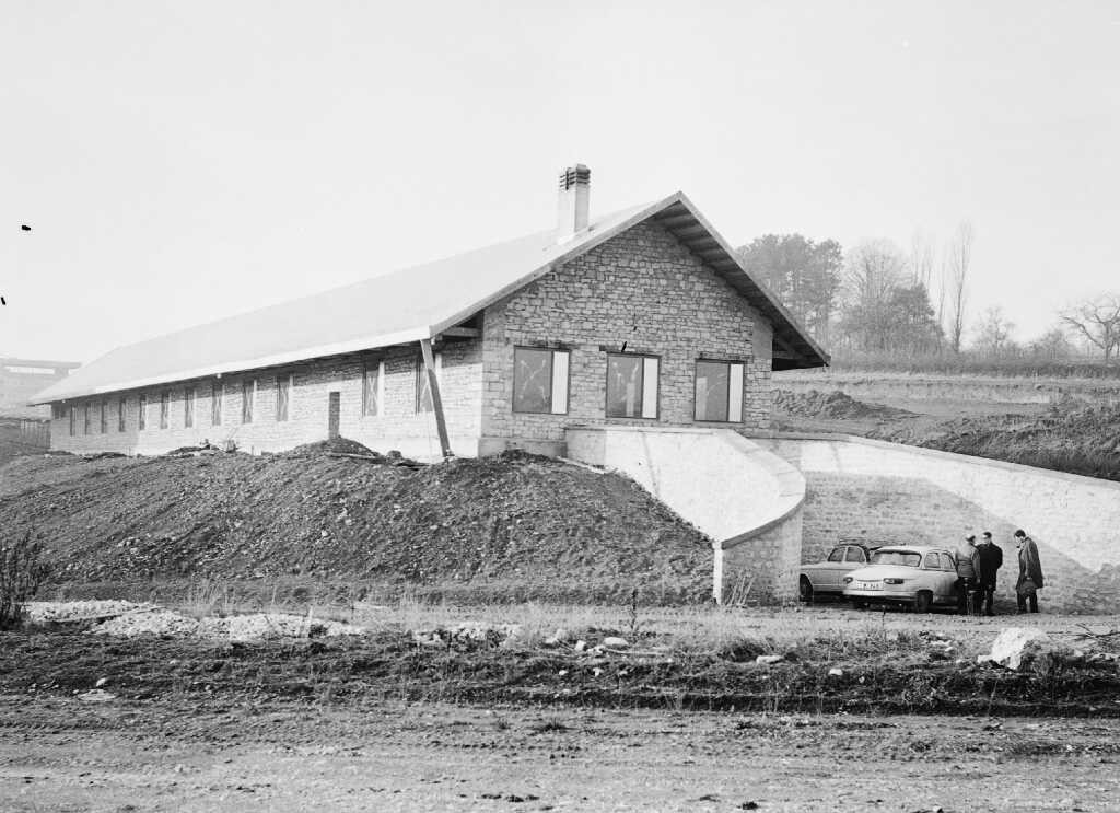 le bâtiment E en cours de construction